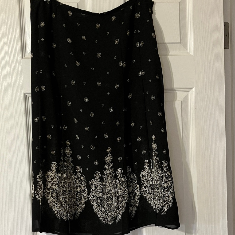 Jones Wear Black and White Lined Skirt